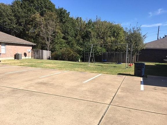3rd image of 903 Autumn Cir APT B