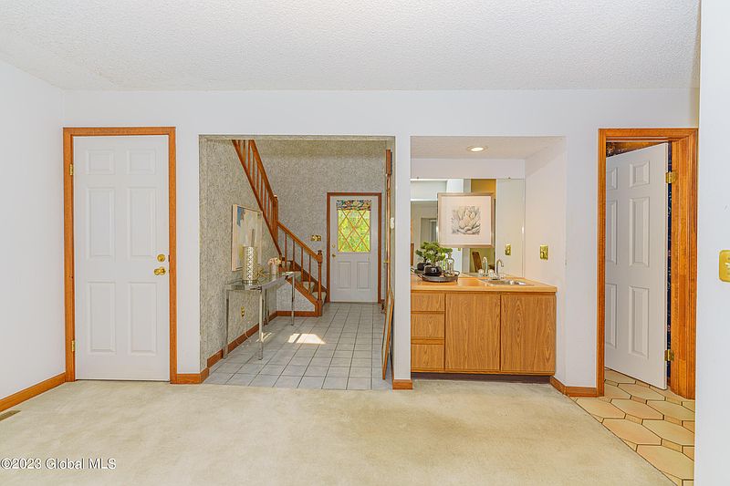 5th image of 72 Commonwealth Drive