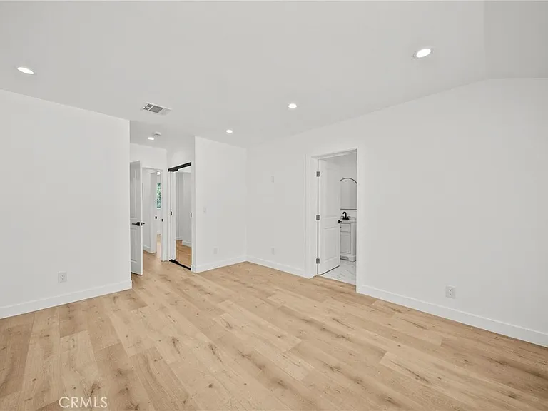 11488 Burbank Blvd — Photo 18