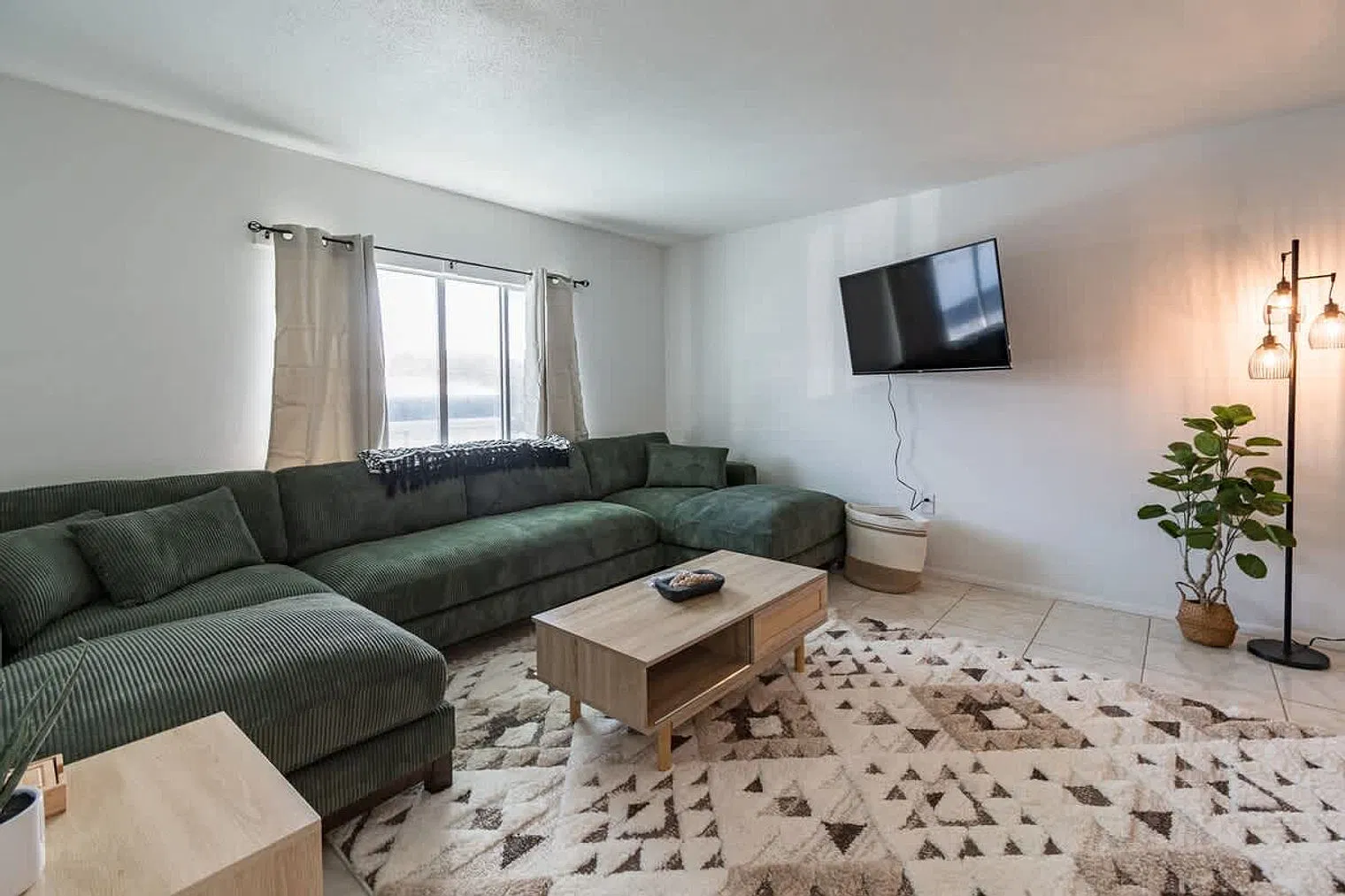 2 bed, 1.0 bath, 796 sqft, $2,916 — Photo 1