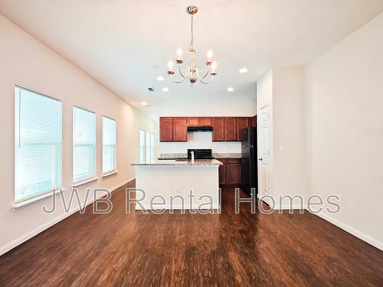 1282 Lake Shore Blvd — Photo 4