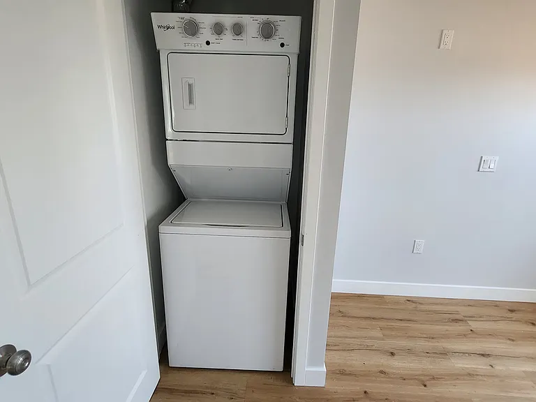 1695 N Oxford Ave — Photo 9
