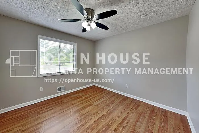 151 Castleair Dr NE — Photo 13