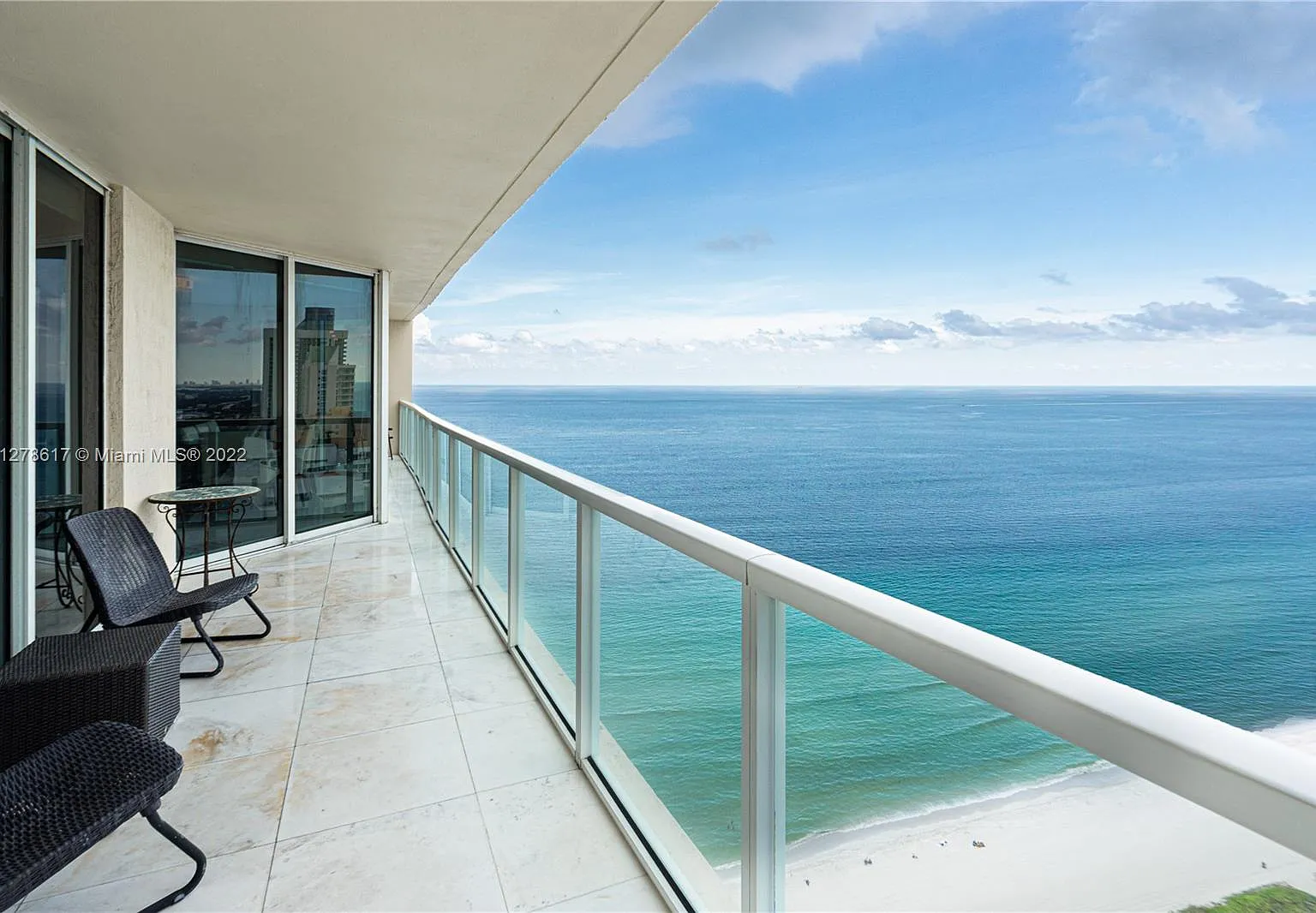 La Perla Condo — Photo 1