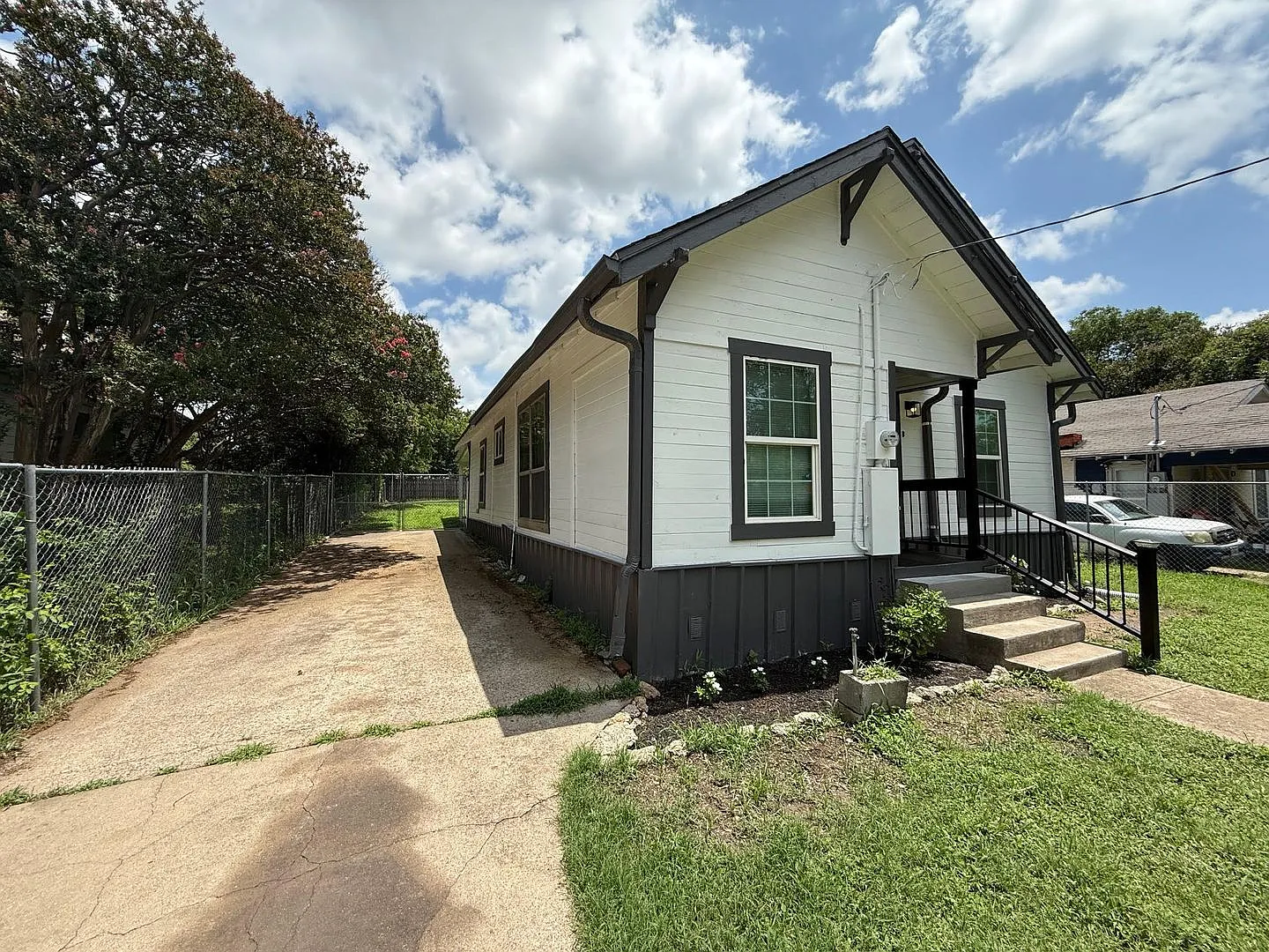 2202 Burnett Ave — Photo 2