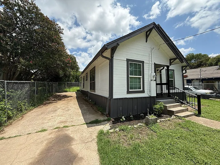 2202 Burnett Ave — Photo 2