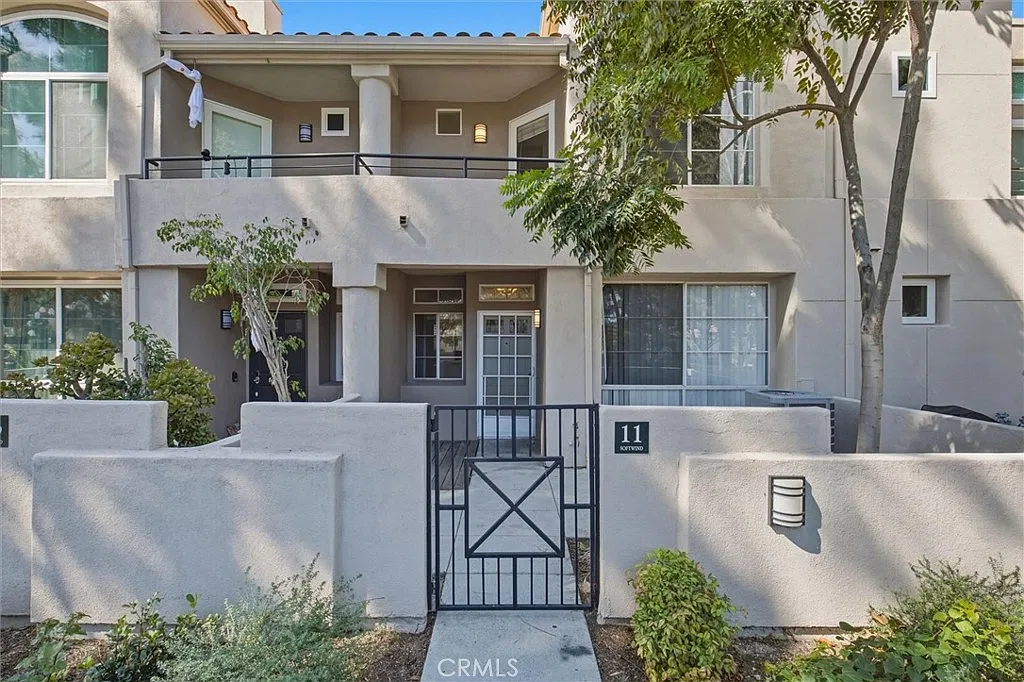 3 bed, 2.5 bath, 1345 sqft, $3,550 — Photo 3