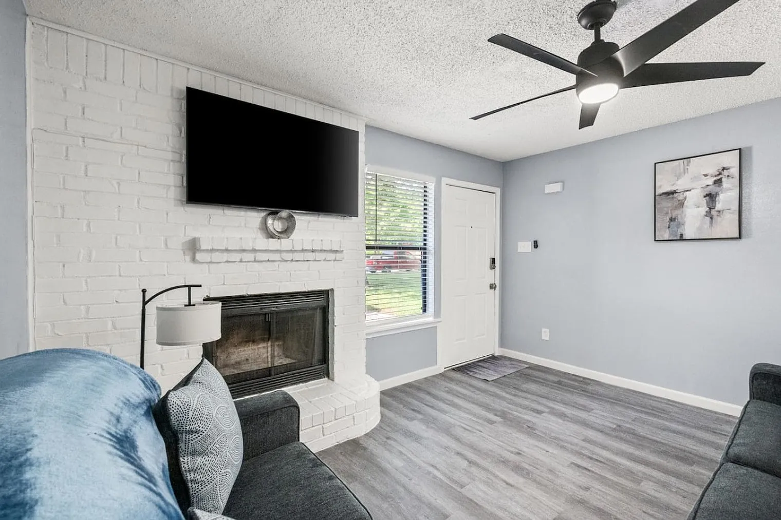 2 bed, 1.0 bath, 979 sqft, $4,726 — Photo 2