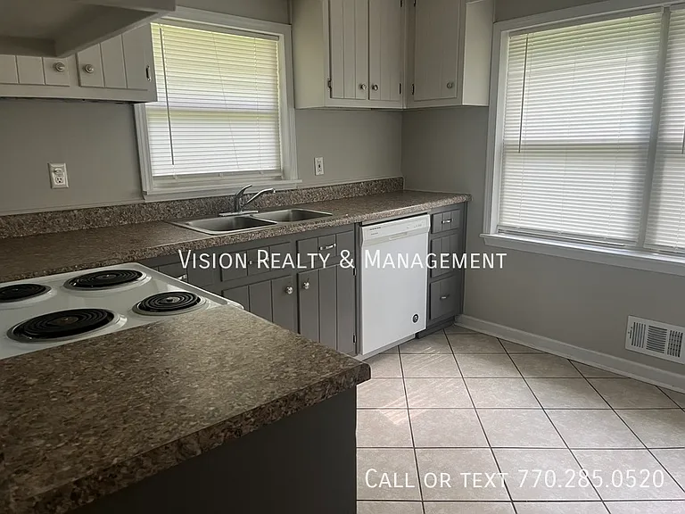 1012 Sapphire St — Photo 2