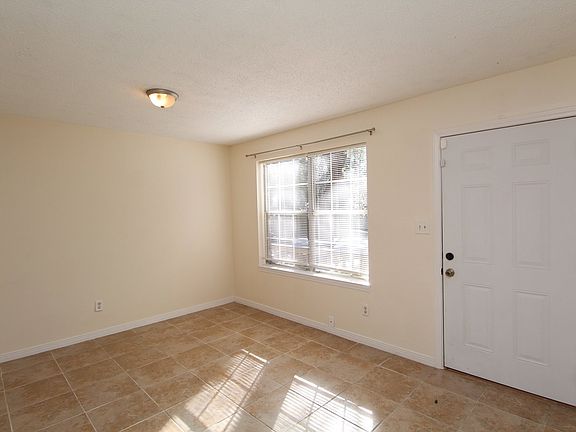 3rd image of 418 Waycross Ave