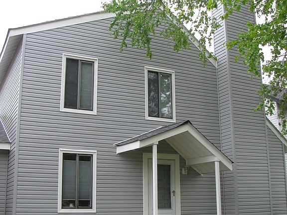 Great home w/attached storage area. Small pet allowed with $25 Monthly rent