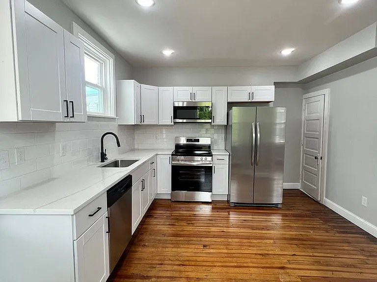 31 N Poplar St — Photo 2