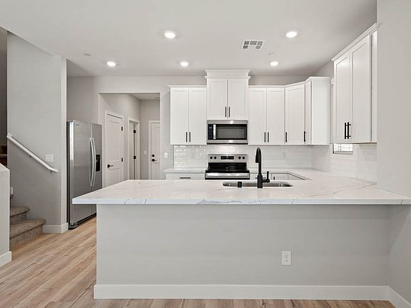 Enjoy a quick meal at the spacious breakfast counter.