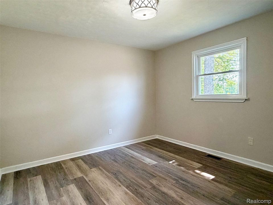 341 Sibley Rd, photo 23