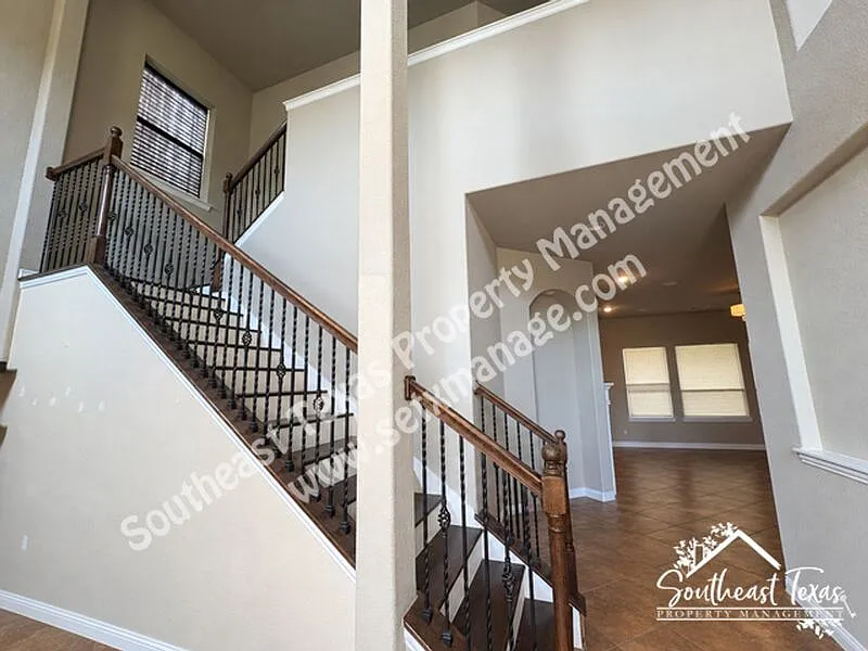 4 bed, 2.5 bath, 2741 sqft, $3,250 — Photo 3