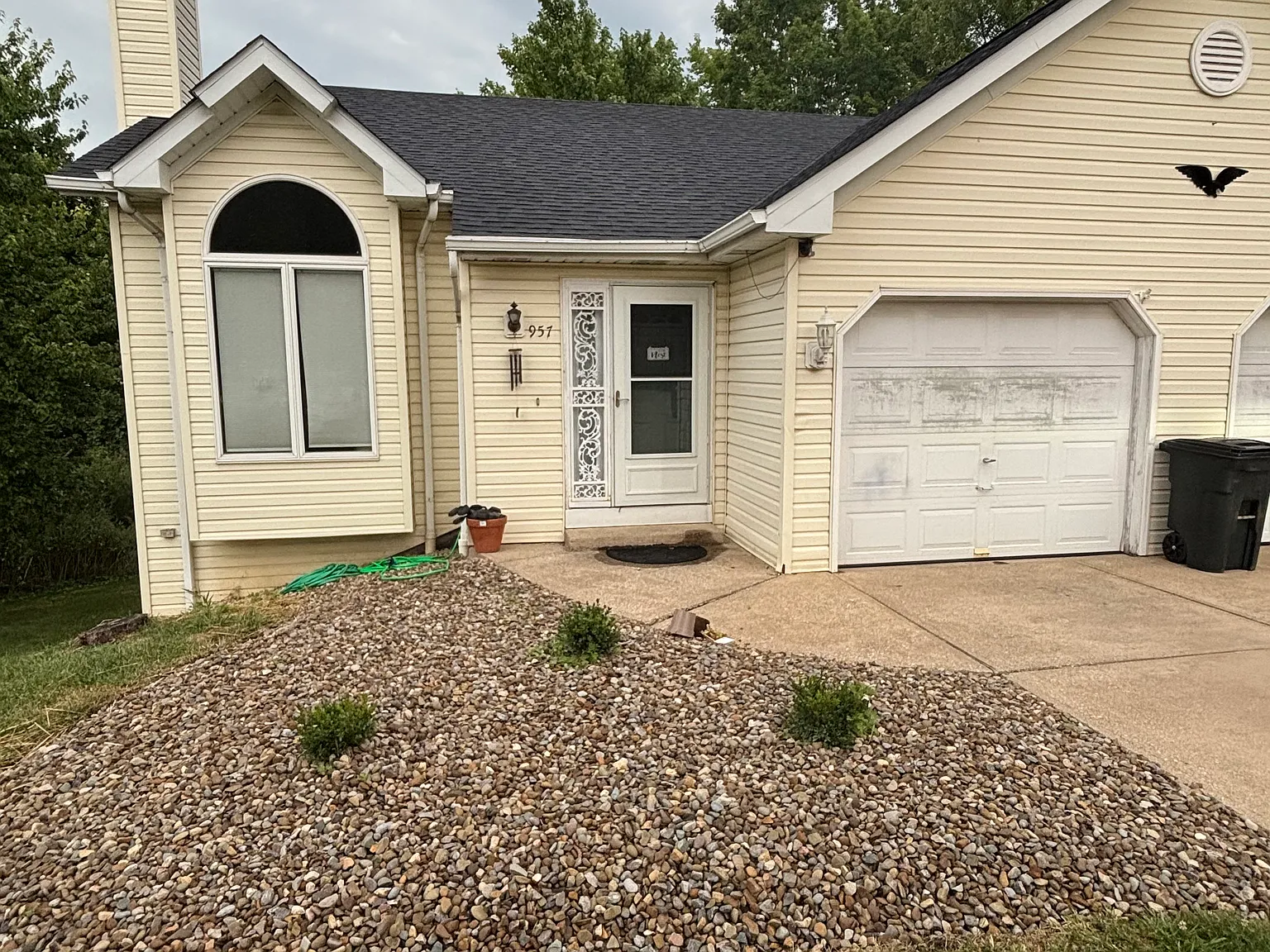 3 bed, 1382 sqft, $1,900 — Photo 2