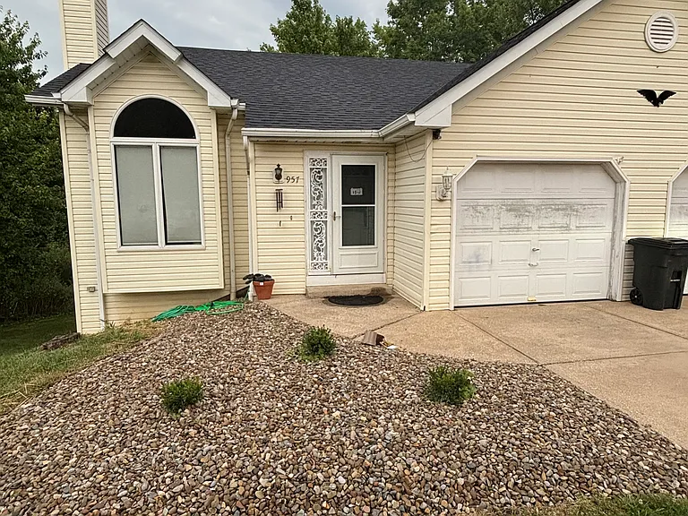 957 Westland Dr — Photo 2