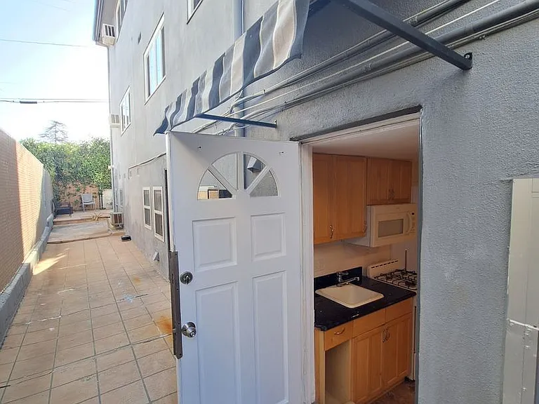 1515 S Beverly Glen Blvd #10 — Photo 9
