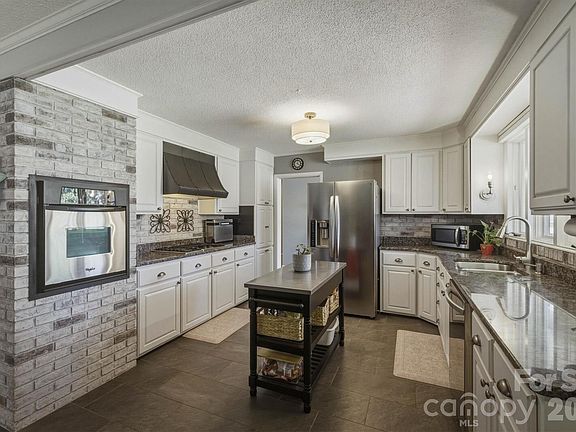 5th image of 900 Magnolia Ave NE