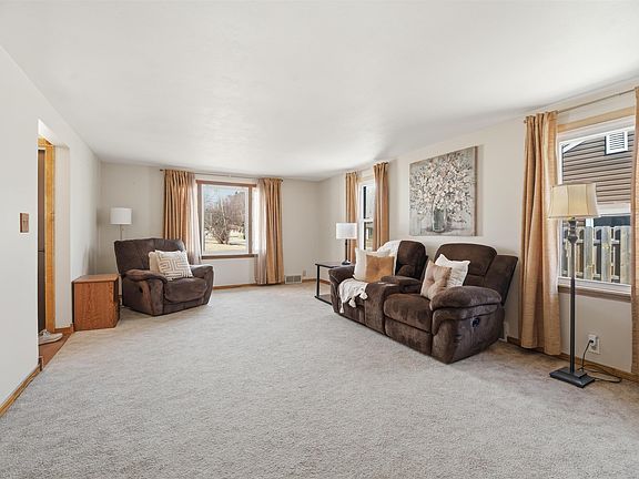 5th image of 88 Foster Ct