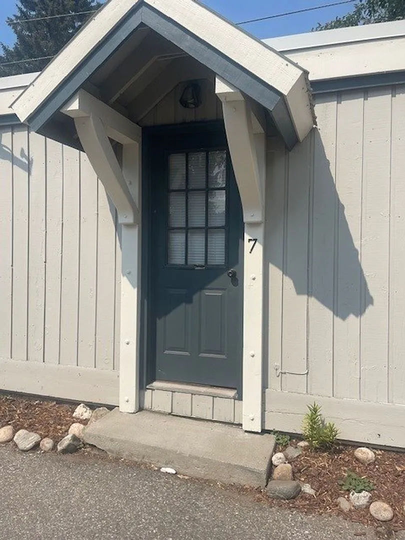 702 Oak Street — Photo 1