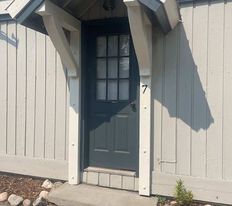 1st image of 702 Oak St Unit 7