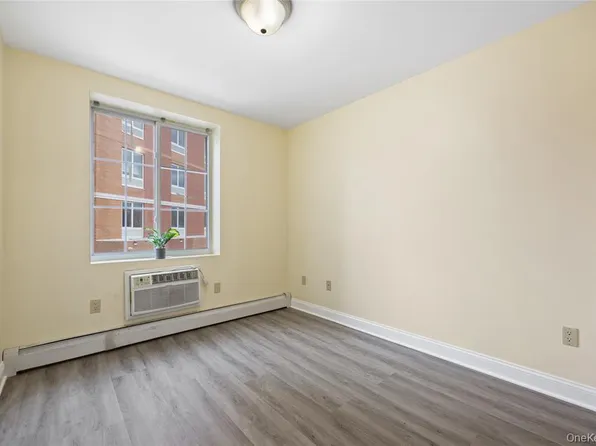 183-26 Booth Memorial Avenue image 9 of 24