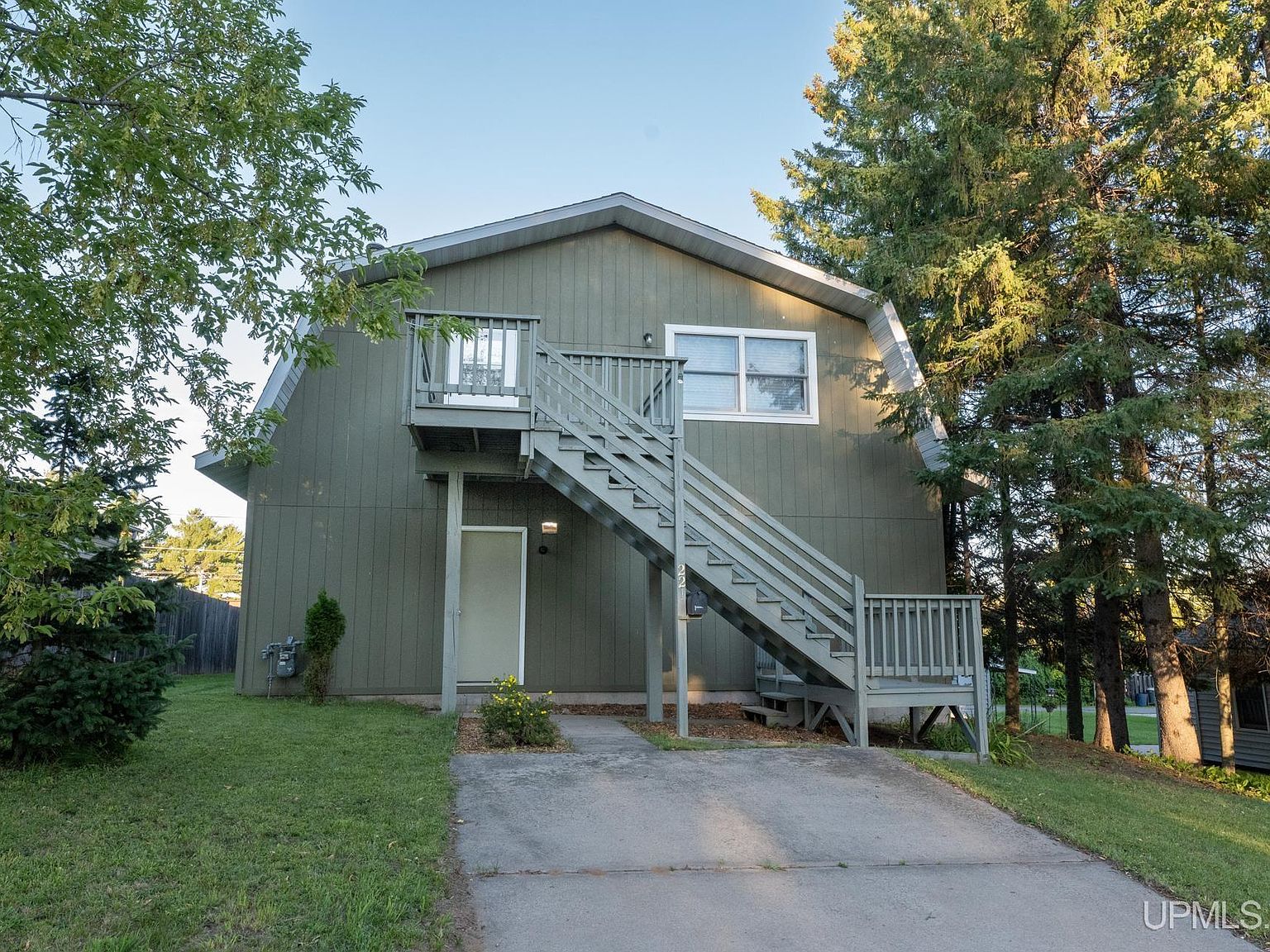 221 Quincy St, Kingsford, MI 49802 Zillow