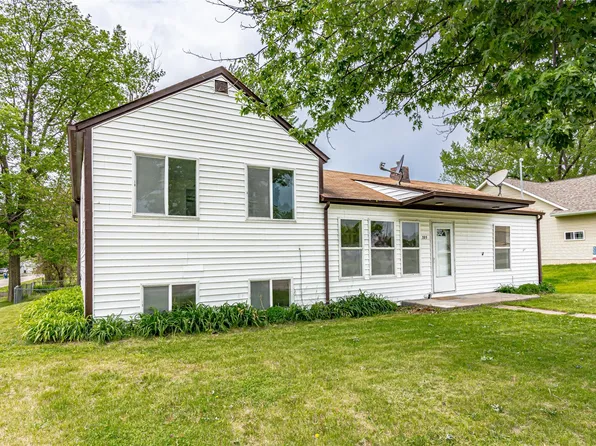 395 S Troy Rd, Robins, IA 52328