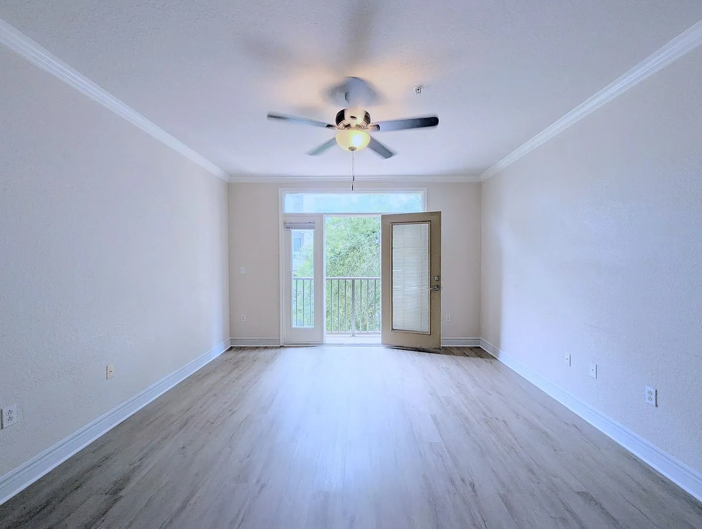 Cozy, updated 1x1 621 square feet with balconette — Photo 2