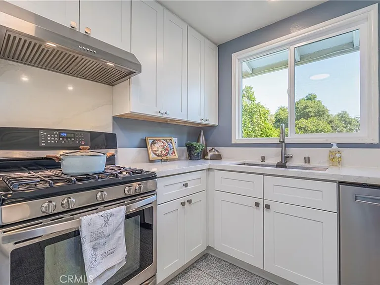 114 E Dexter St — Photo 9