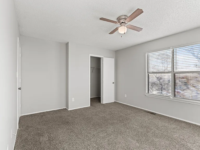 Wilshire Park Apartments — Photo 10