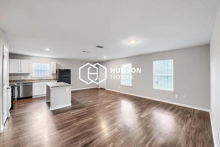 3 bed, 2.0 bath, 1298 sqft, $1,449 — Photo 3