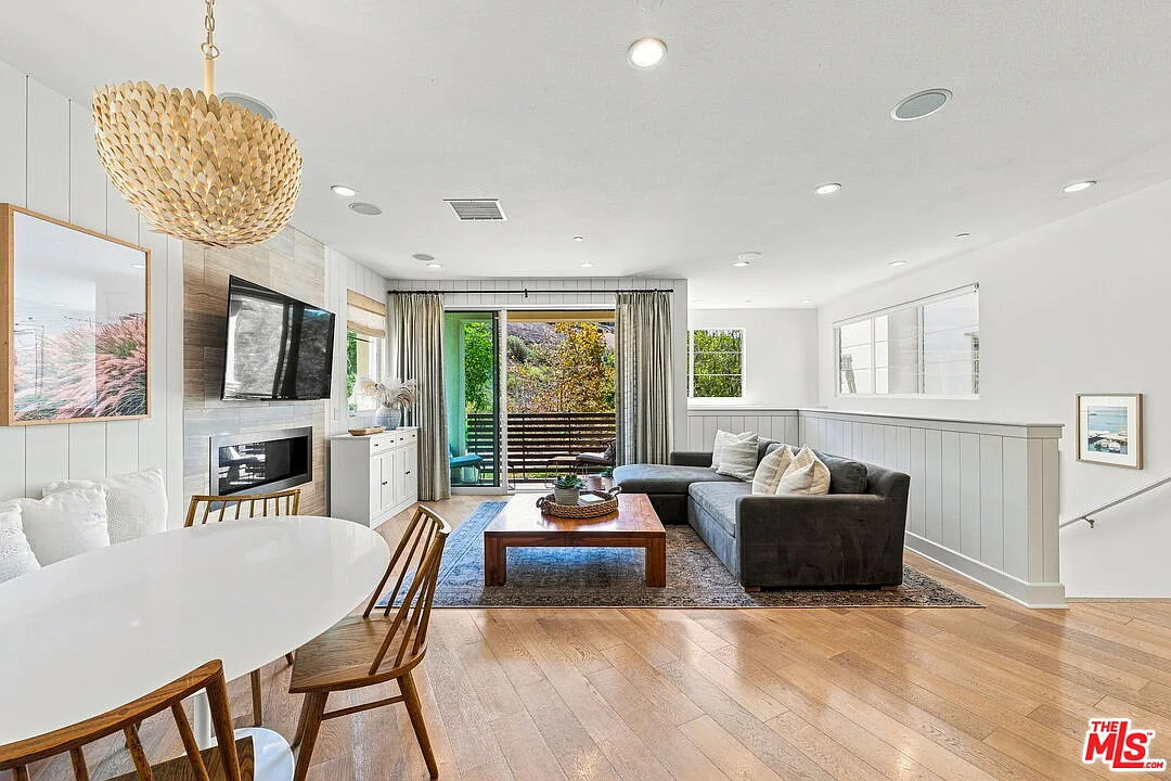 5 bed, 4.0 bath, 2304 sqft, $10,750 — Photo 2