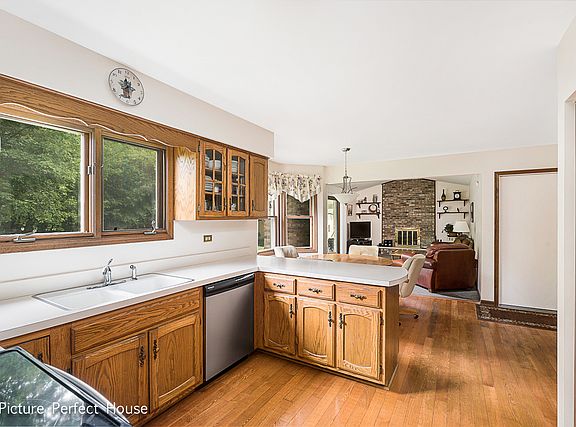 5th image of 8217 Meadowwood Ave