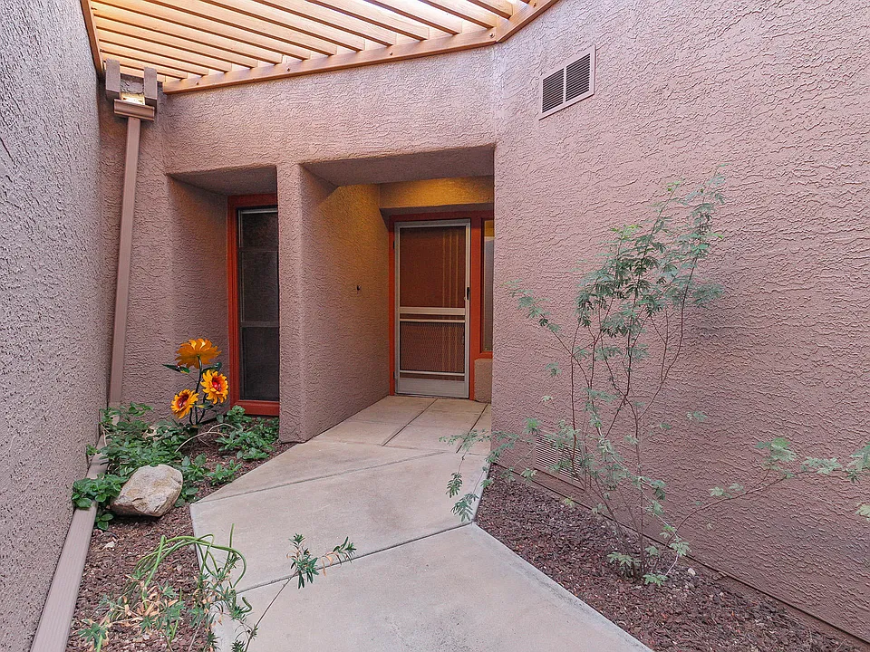 3124 E Macenroe Ln