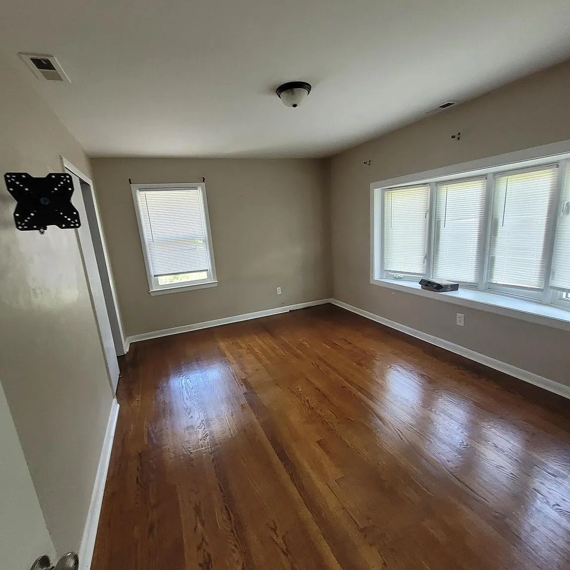 4 bed, 1320 sqft, $2,800 — Photo 3