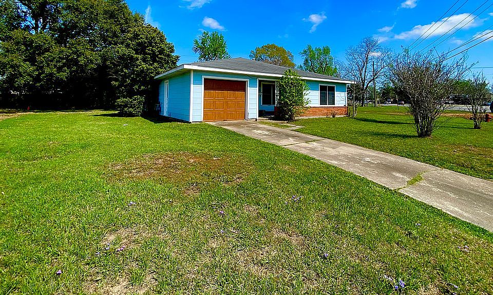 3 bdrms,2 baths, 2 Liv rooms