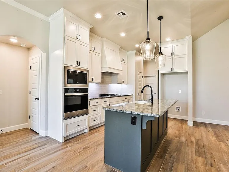9301 SW 44th Ter — Photo 8