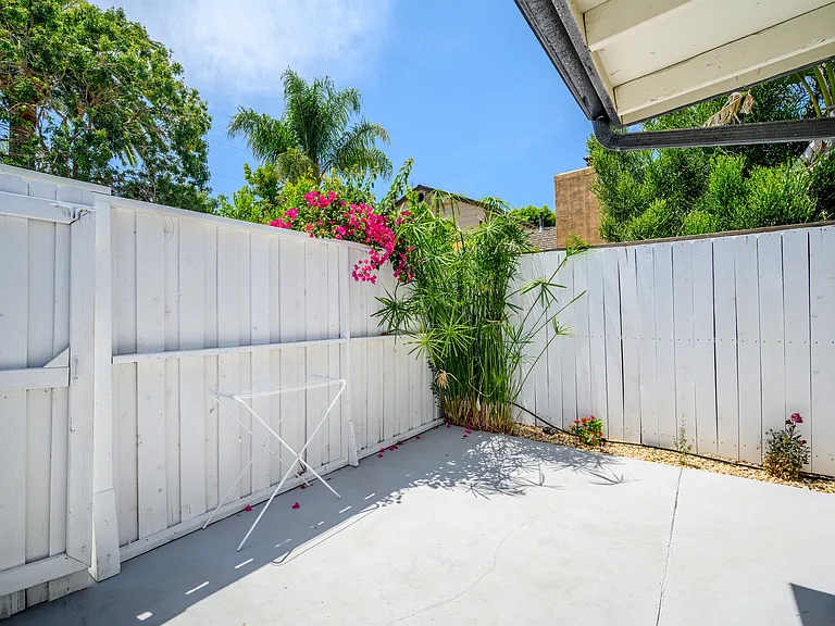 22432 Burbank Blvd #1/2 — Photo 13
