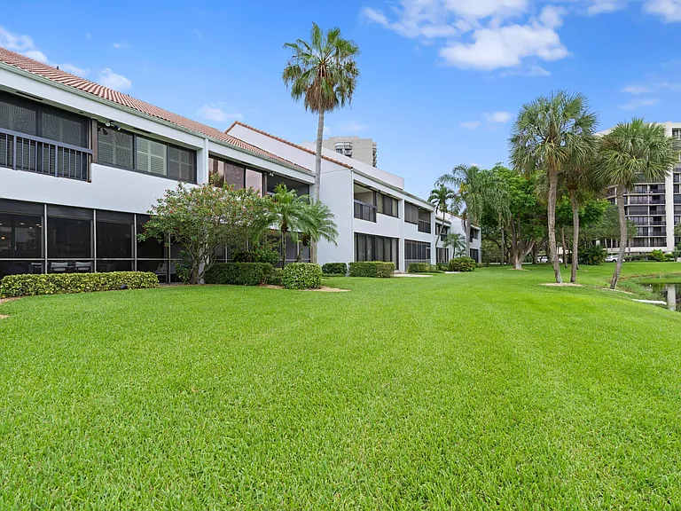 2435 Presidential Way #G — Photo 35