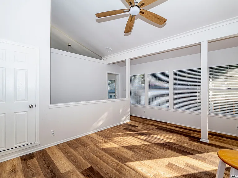 538 W Elsmere Pl — Photo 4