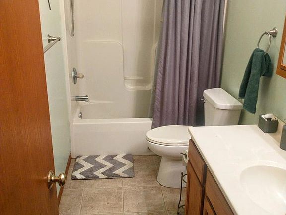 4th image of 221 E Scott St