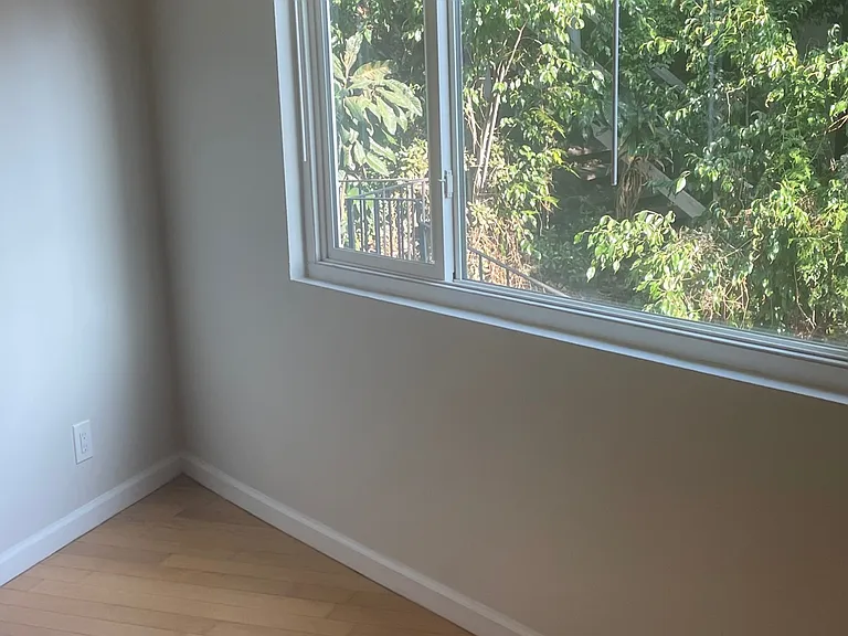 2542 N Beachwood Dr #6 — Photo 17