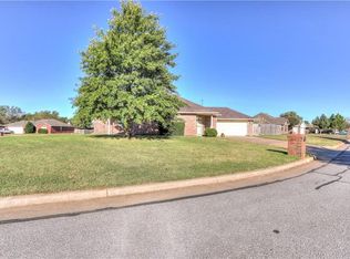 101 Woodgate Dr, Yukon, OK 73099