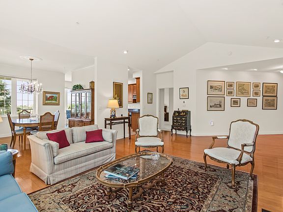 5th image of 2660 Summit Dr Unit 302
