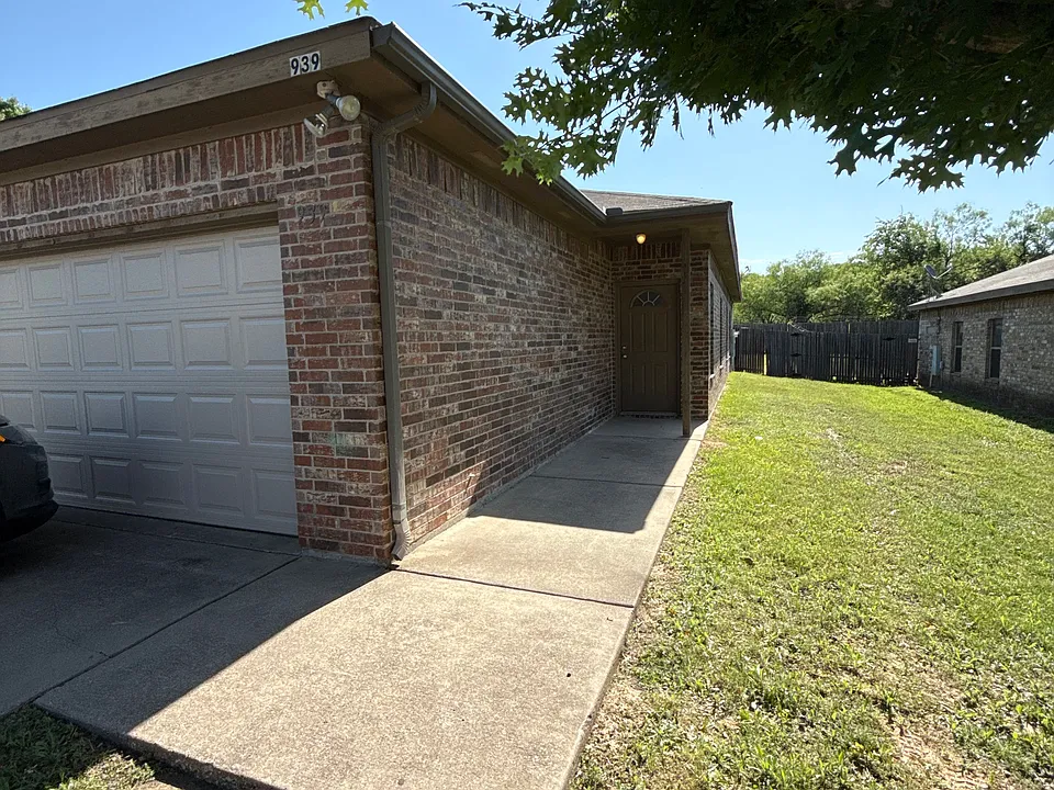 939 Sylvia St