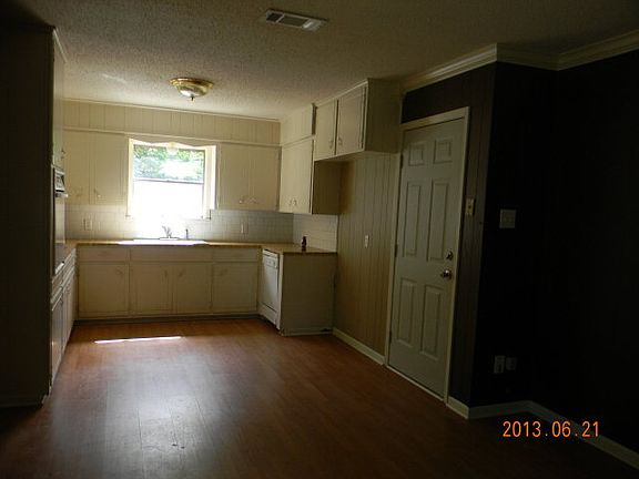 3rd image of 122 Woodside Dr