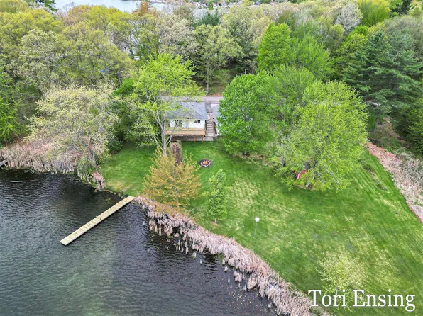810 Shady Ln, Greenville, MI 48838