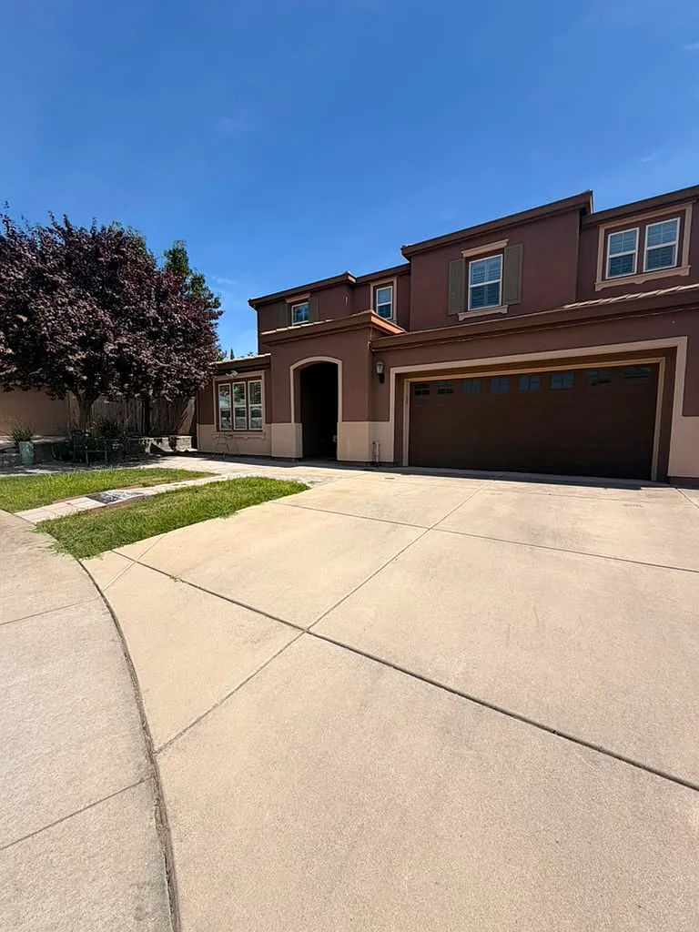 5 bed, 4.5 bath, 3285 sqft, $3,690 — Photo 3